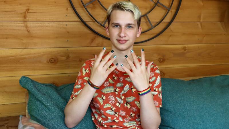 Lars (18) unwelcome behind a cash register with painted nails