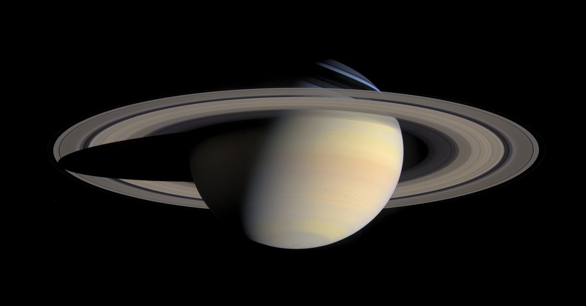Mixing gas, ice and rock in the heart of Saturn