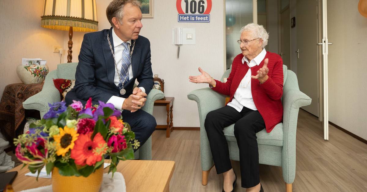King Willem-Alexander congratulates 106-year-old on getting the wrong age: 'Dirty, that's wrong' Amersfoort