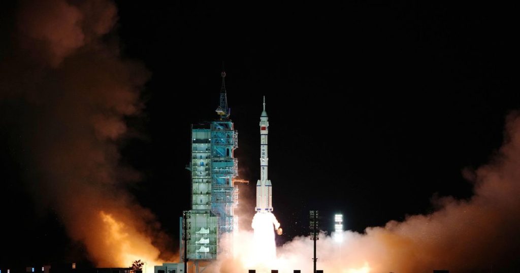A Chinese rocket launched with three astronauts towards the station |  Abroad