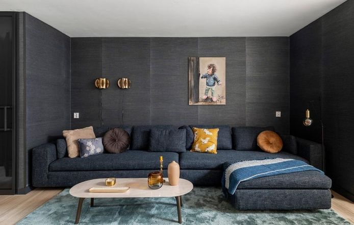 The dark sitting room is based on Bengt's mood board.  Designer Fietje Bruijn calls it 