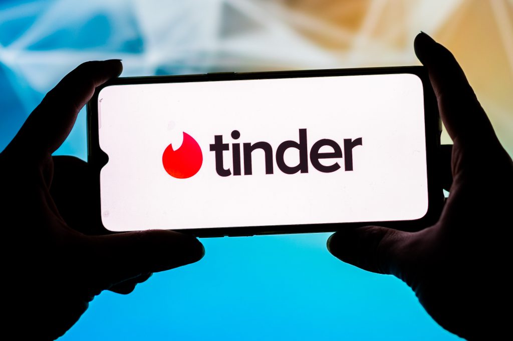 You need to get rid of this habit quickly if you want a date on Tinder - Wel.nl