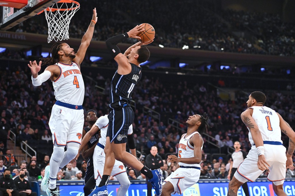 Galen Suggs sets a shot against Derek Rose on November 17, 2021.