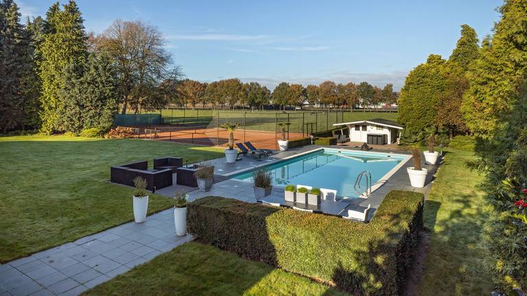 Swimming pool and tennis court (Photo: Fonda)