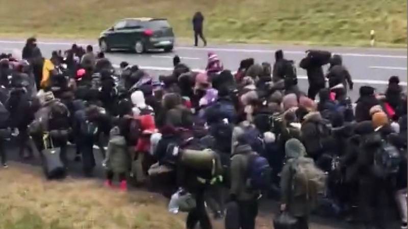 A large group of migrants on the border between Belarus and Poland, fearing confrontation