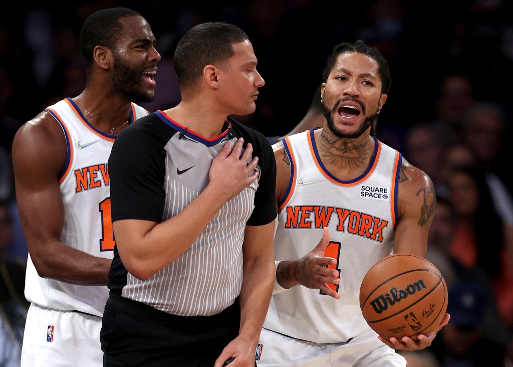 Derek Rose (right) and Alec Borks argue with an official during the Knicks' 104-98 loss to the Magic.