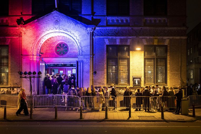 People line up in front of Paradiso in Amsterdam.  The Outbreak Management Team (OMT) advises the Cabinet to introduce a short lockdown to prevent the spread of the coronavirus.  Image ANP / ANP