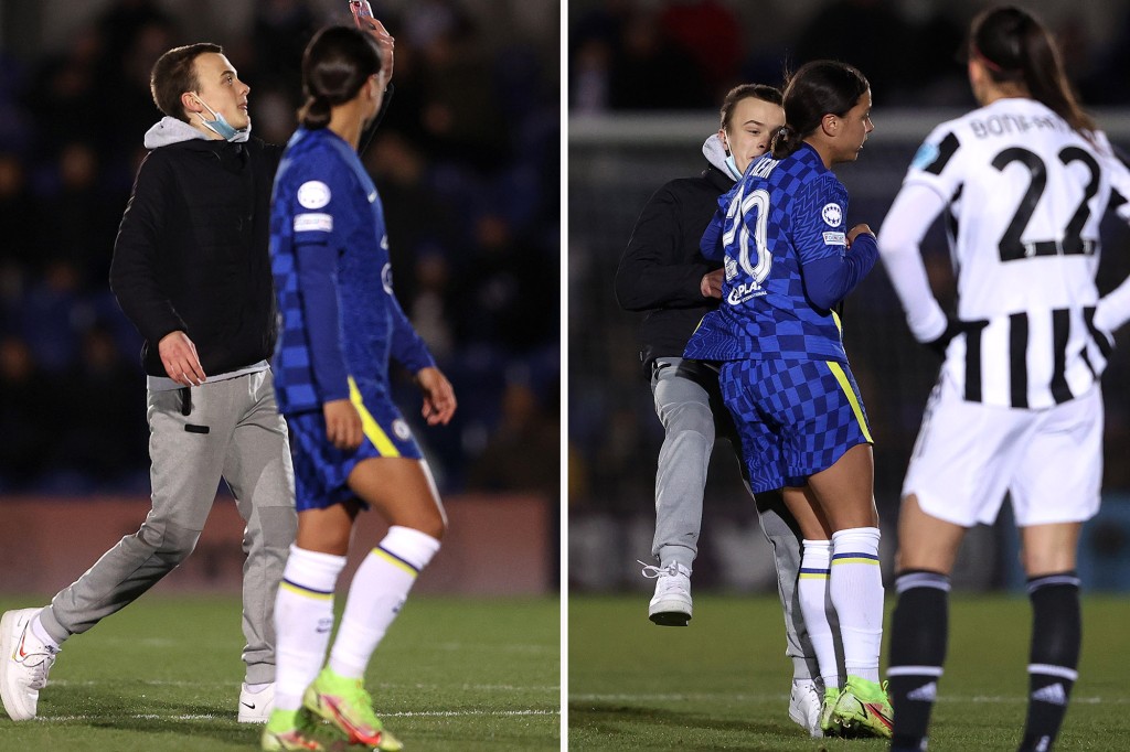 Sam Kerr attacks the pitch during the Chelsea-Juventus match