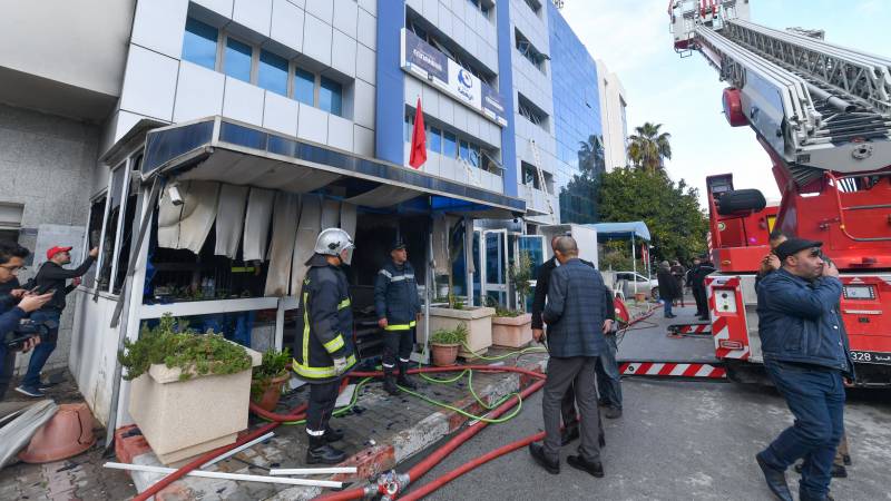 A man sets himself on fire at the headquarters of the Islamic Party in Tunisia