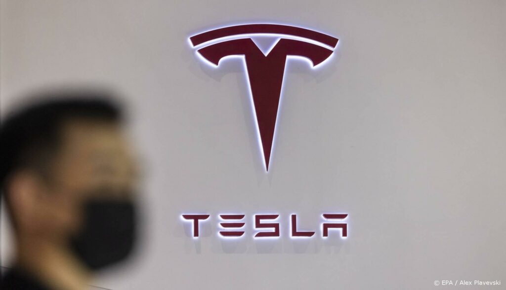Tesla recalls half a million cars in US
