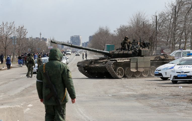 Pro-Russian forces on the outskirts of the besieged city of Mariupol.  Statue of Alexander Armoshenko / Reuters