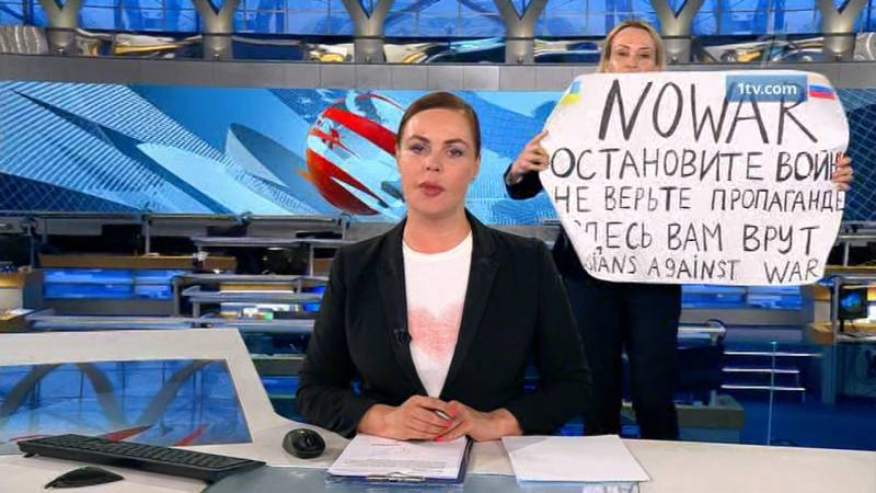 Russian news official protests live against war