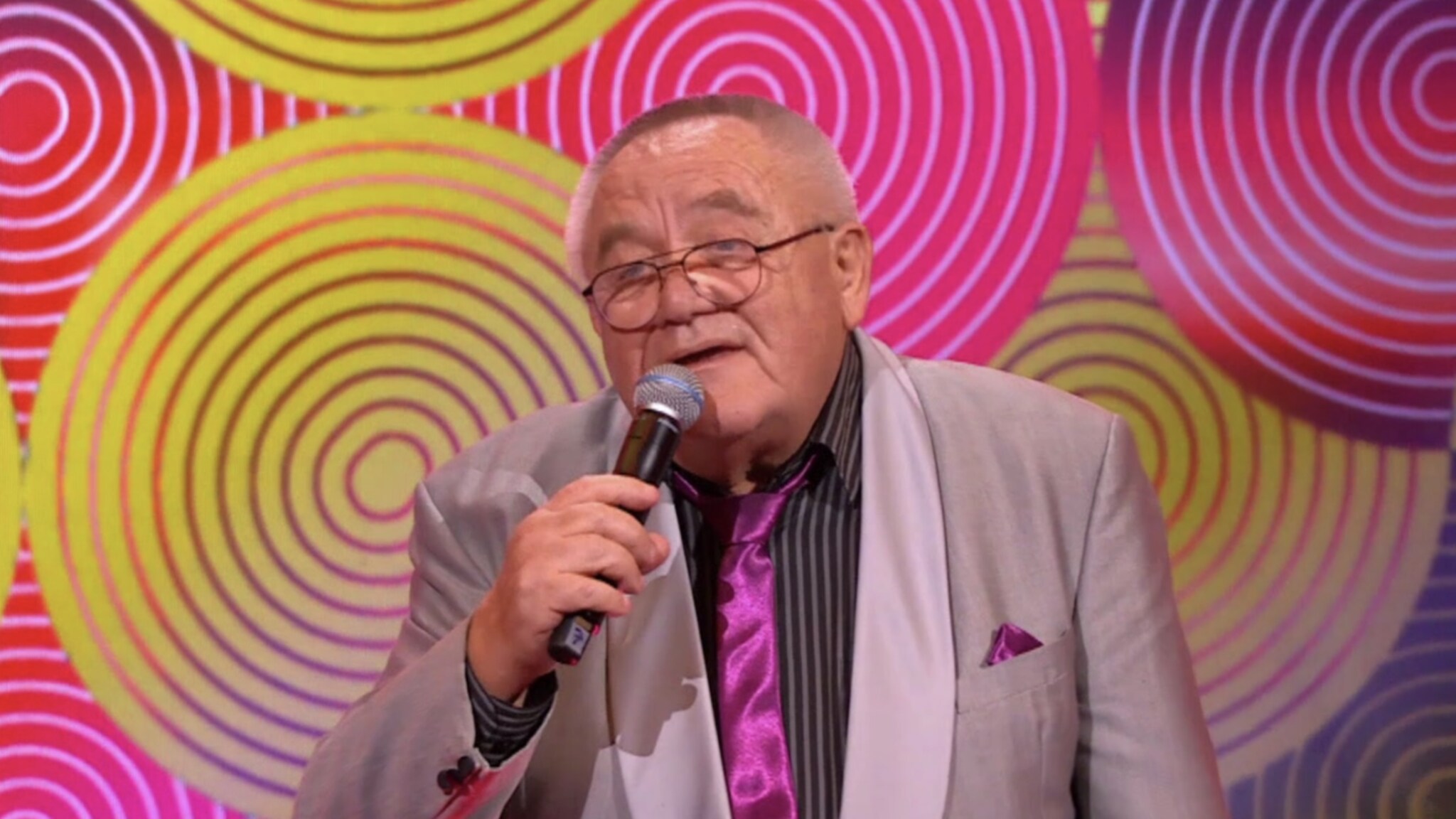 The 75-year-old Hans is delighted with his voice in I Can See Your Voice