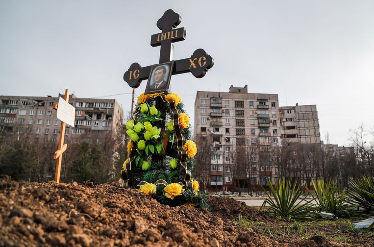Temporary grave next to a road in Mariupol.  According to Ukrainian President Zelensky and the mayor of the city, thousands were killed during the Russian blockade, but the information cannot be independently confirmed.  Reuters photo