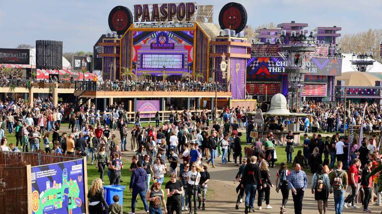 Image As We Know It: Warm crowds at Paaspop (Photo: Lobke Kapteijns).