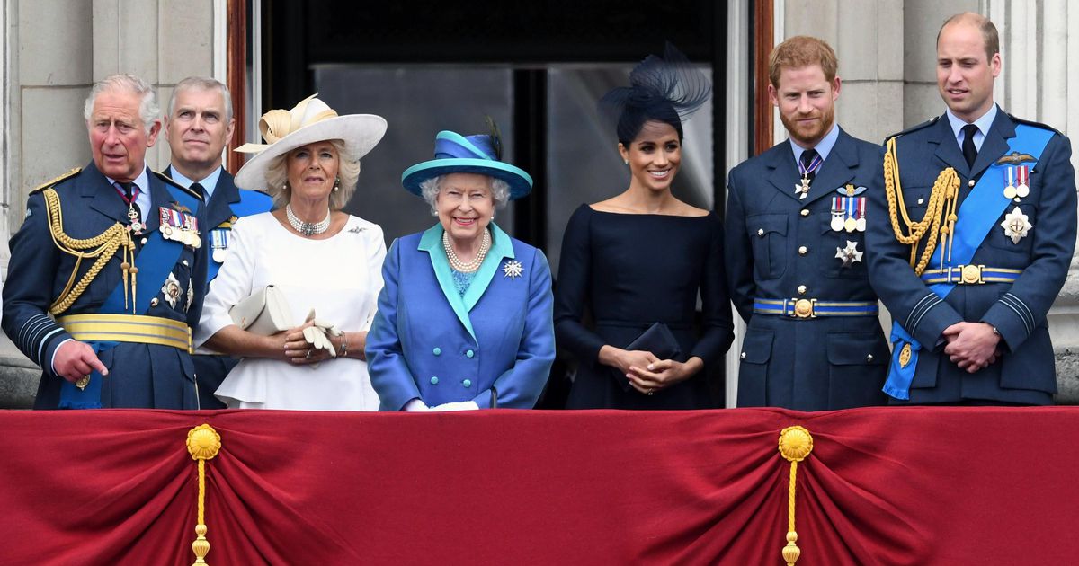"Harry and Meghan are welcomed on the balcony during the Queen's party" |  the Royal family