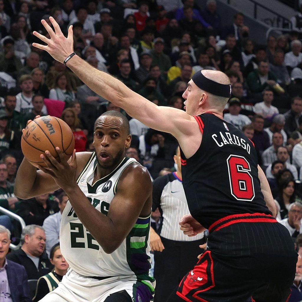 Milwaukee Bucks attackers Chris Middleton lose Bobby Portis to injury in their second game loss to the Chicago Bulls.