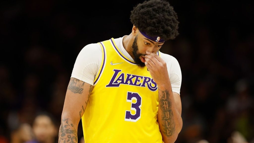 The Los Angeles Lakers were eliminated from the play-off game, losing to the Phoenix Suns, with a victory for the San Antonio Spurs