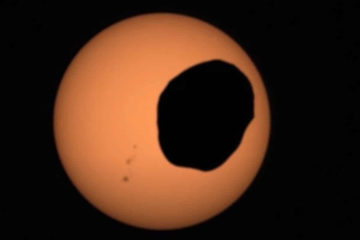 The Mars probe monitors a solar eclipse from the Red Planet