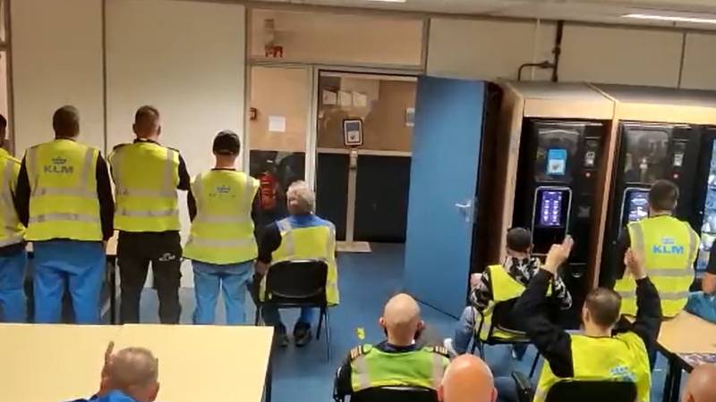 Wild Strike KLM baggage staff, the strikers demand a meeting with the manager