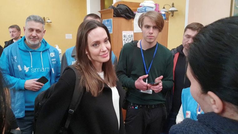    Angelina Jolie talks with her refugee parents.  Image via Reuters
