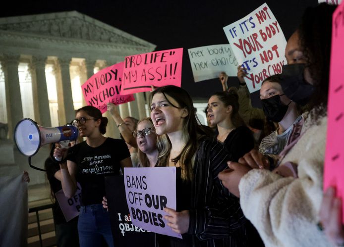 Abortion supporters and protesters immediately took to the streets to protest in the Supreme Court in Washington.
