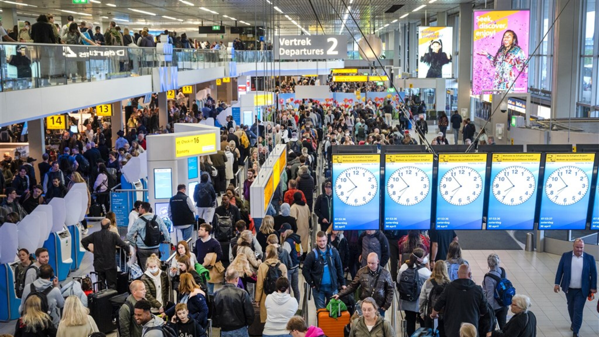 How can you solve the Schiphol mess?  Stop these €10.30 an hour wages