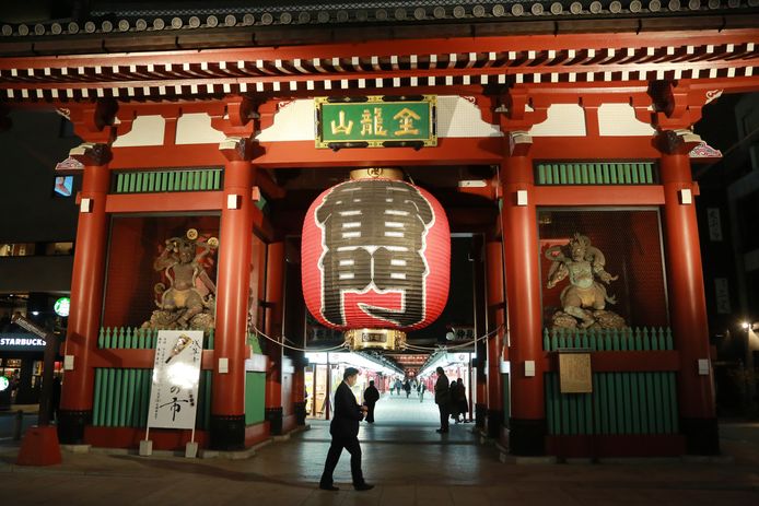 Visitors at Kaminarimon Gate in Tokyo's Asakusa District.