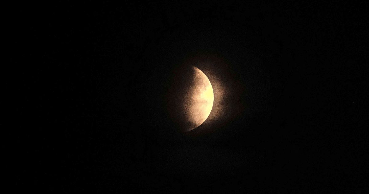 Next weekend's total lunar eclipse: When, where and how to watch it?  † Interior