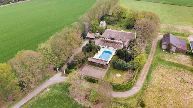 The house from the air (Photo: Staal Makelaars).