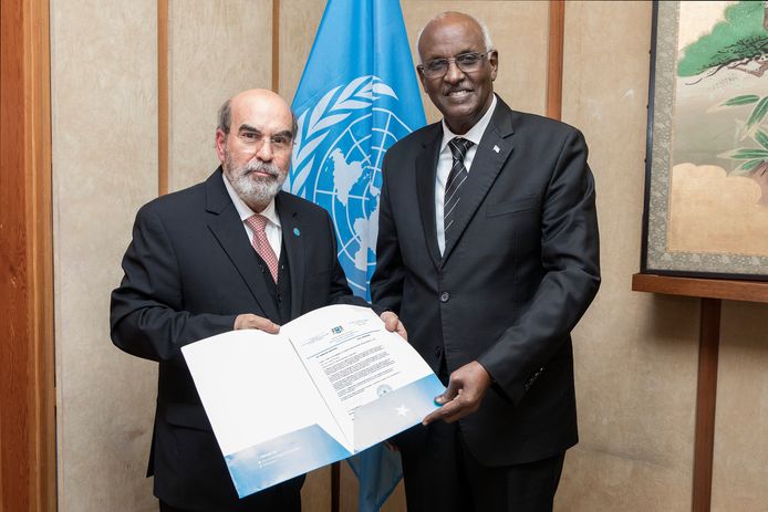 Somalia's (former) ambassador to Italy, Mohamed Abdel Rahman Sheikh Issa (right).