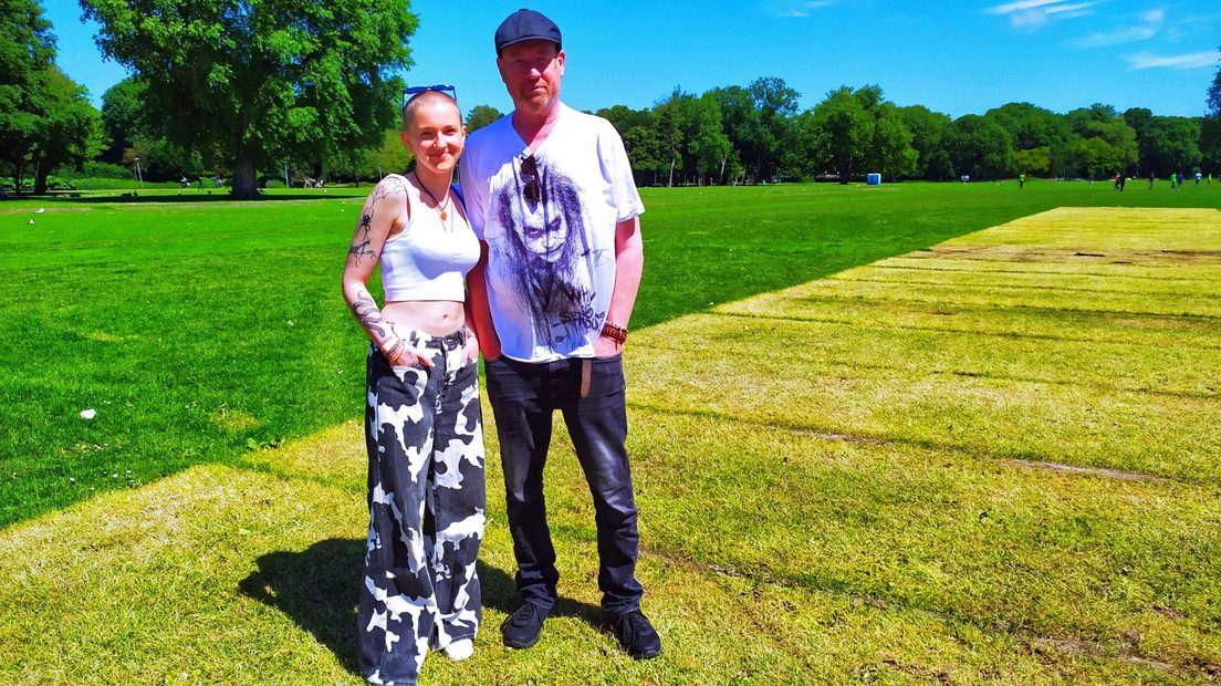 Hans and Annika are alone at the protest in Züderpark