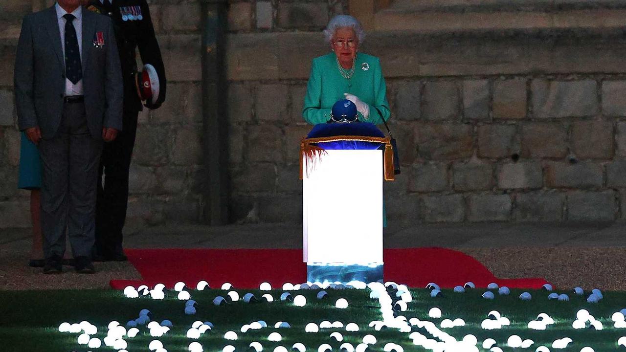Celebration of Elizabeth lights a beacon at Buckingham Palace |  Currently