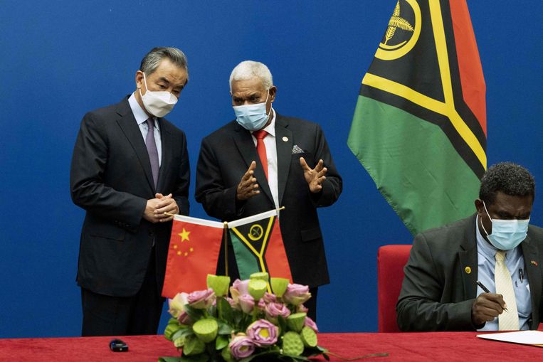 Vanuatu Prime Minister Bob Logman Webber (center) and Chinese Foreign Minister Wang Yi (left).  AFP photo