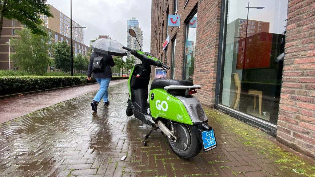 Een elektrische deelscooter van GO Sharing in Tilburg (foto: Edita Saakian/Omroep Tilburg)