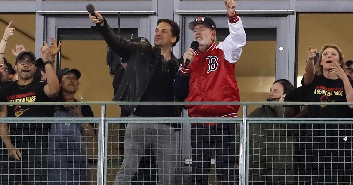 Sic Neil Diamond (81) surprises baseball fans with sweet Caroline |  stars