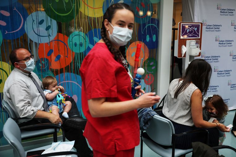 At a vaccination center in New York, parents wait until their children are vaccinated.  Image REUTERS