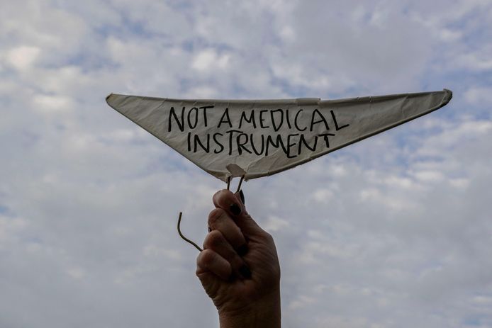 A person has a metal code hanger that says 'not a medical device'.  Now that abortion is banned in states like Missouri, there are fears that illegal and dangerous abortions involving metal pendants will happen more often.