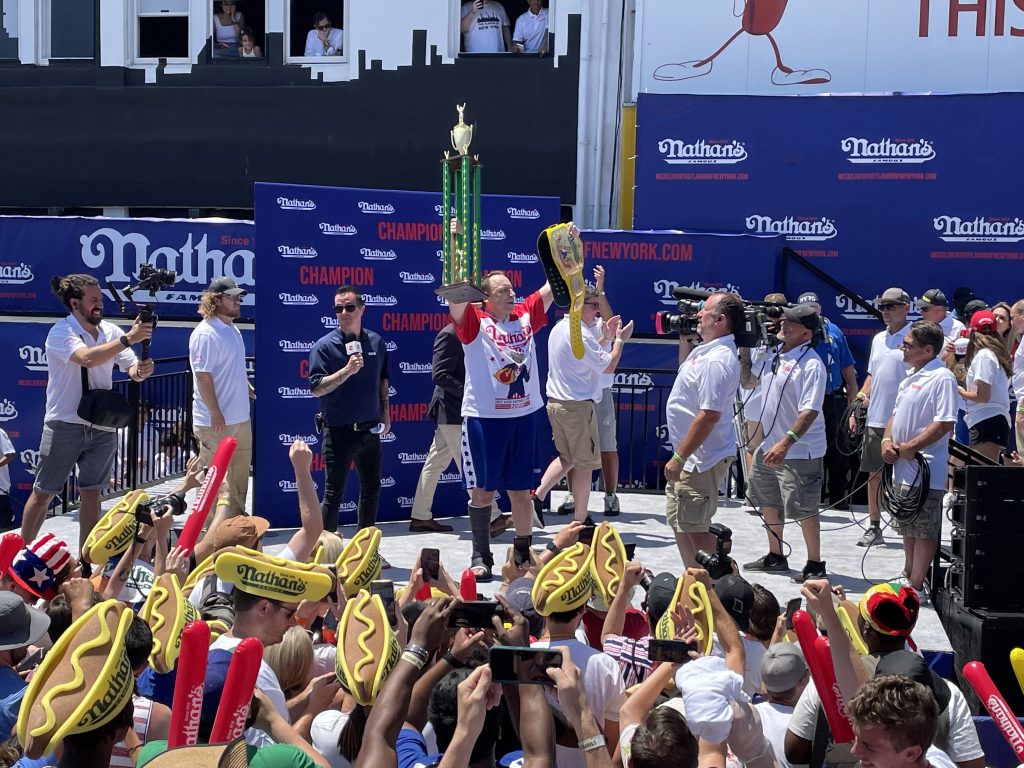 Joey Chestnut defeats 63 hot dogs, wins the famous Nathan competition for the 15th time