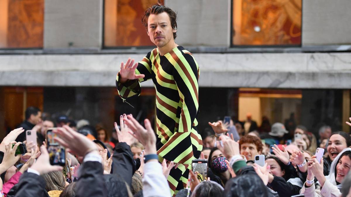 Harry Styles Performs in Amsterdam, Fans Still Desperate for Tickets