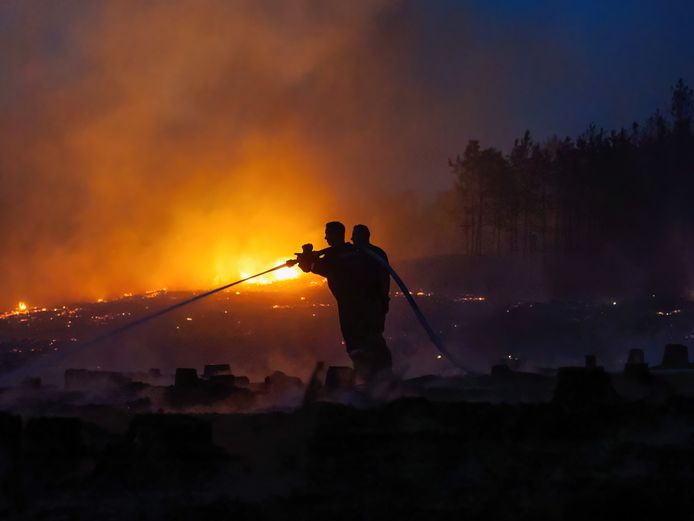 The Hungarian fire brigade extinguishes the forest near Soltszentimre.