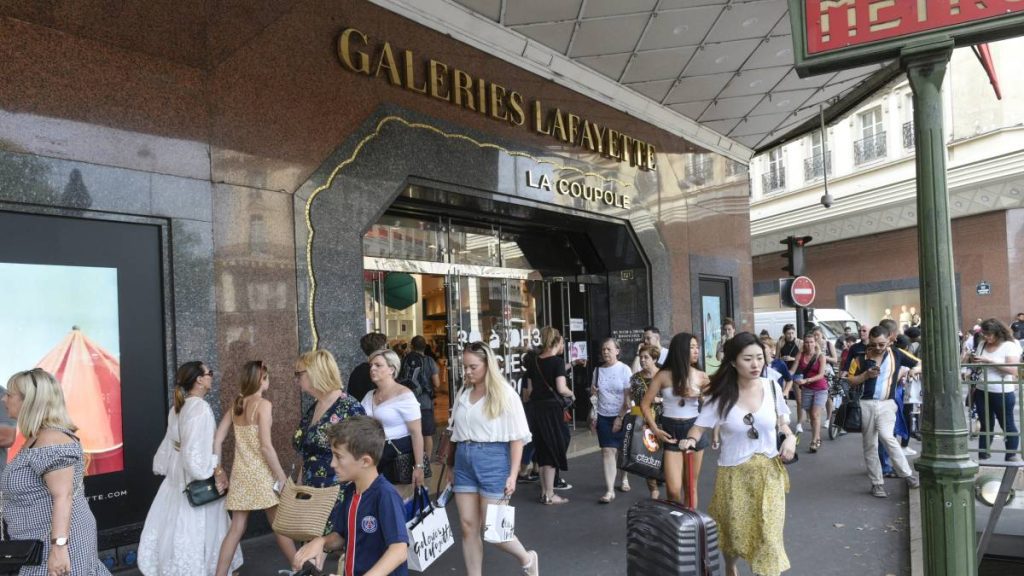 Paris stores with air conditioning must keep their doors closed