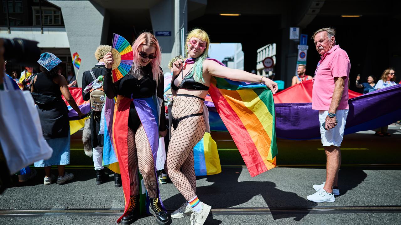 Amsterdam Pride kicks off, thousands join Pridewalk |  Currently