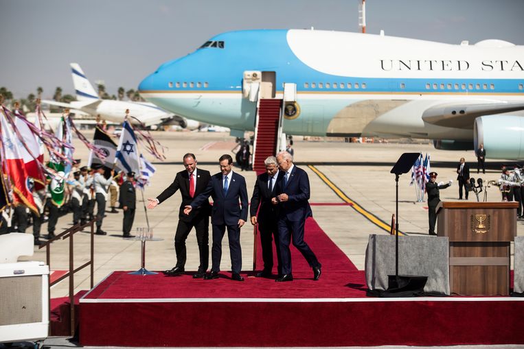US President Joe Biden is welcomed by Israeli President Isaac Herzog and Prime Minister Yair Labit at Ben-Gurion Airport in Lod on Wednesday.  He is going to Saudi Arabia after completing a two-day trip to Israel.  The film is solid