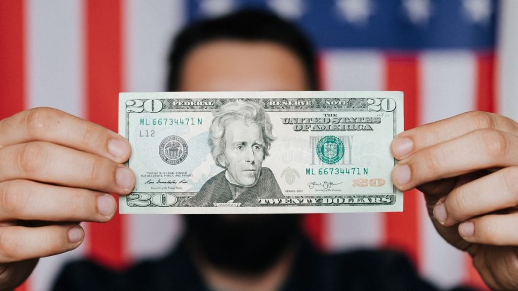 US dollar falls over weekend, focus on Federal Reserve