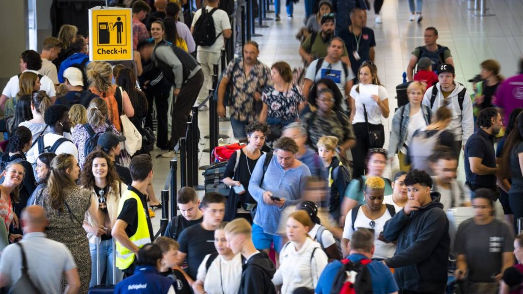 Additional security officers allow more people to fly from Schiphol again