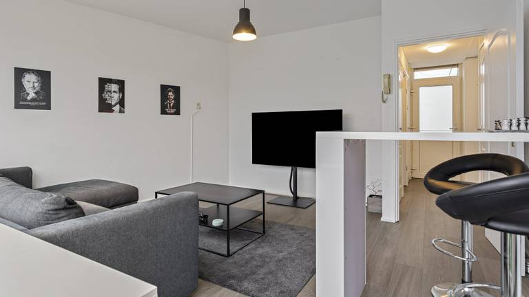 A living room with enough space for a dining table (Photo: Van de Ven).