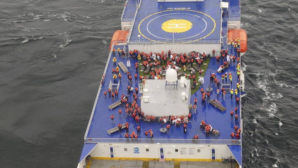 The evacuation of the drifting ferry stopped in Sweden, and the ship sailed