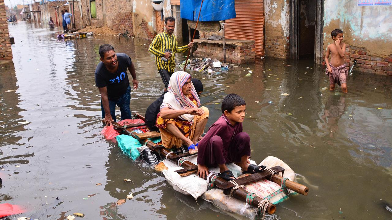 The amount of rain is twice its usual height.  In some places the precipitation was more severe.  For example, in Badidan, in the province of Sindh, more than 1.2 meters of rain have fallen since June.