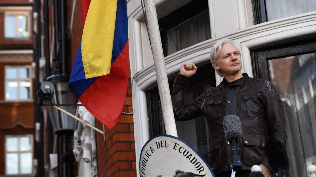 CIA accused of espionage when lawyers and journalists visit Assange |  Currently